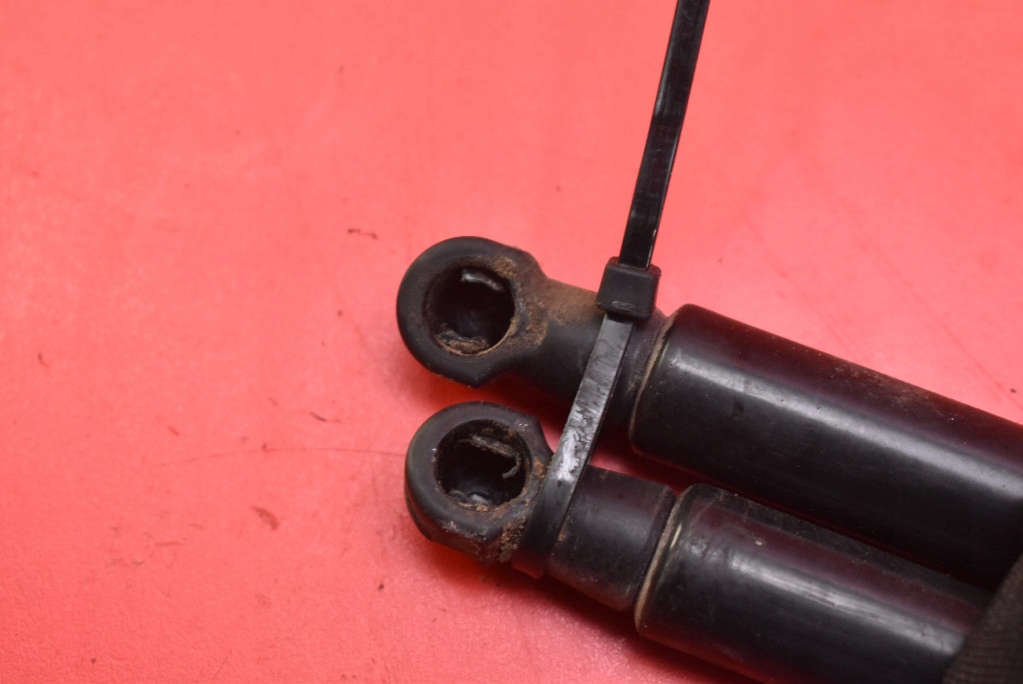 Привід амортизатори кришки 68950-0w641 68960-0w621 toyota yaris 3 3 5d hb в Україні