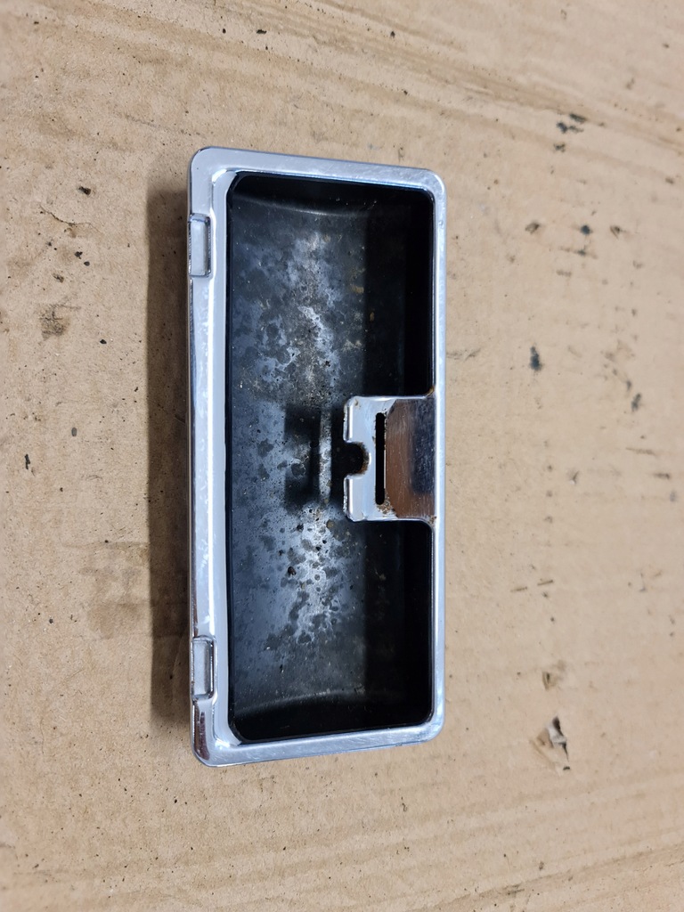 фото №1, Вкладыш пепельницы перед audi a8 d2