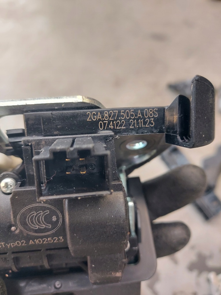 фото №4, Замок крышки багажника vw golf t-roc 2ga827505a