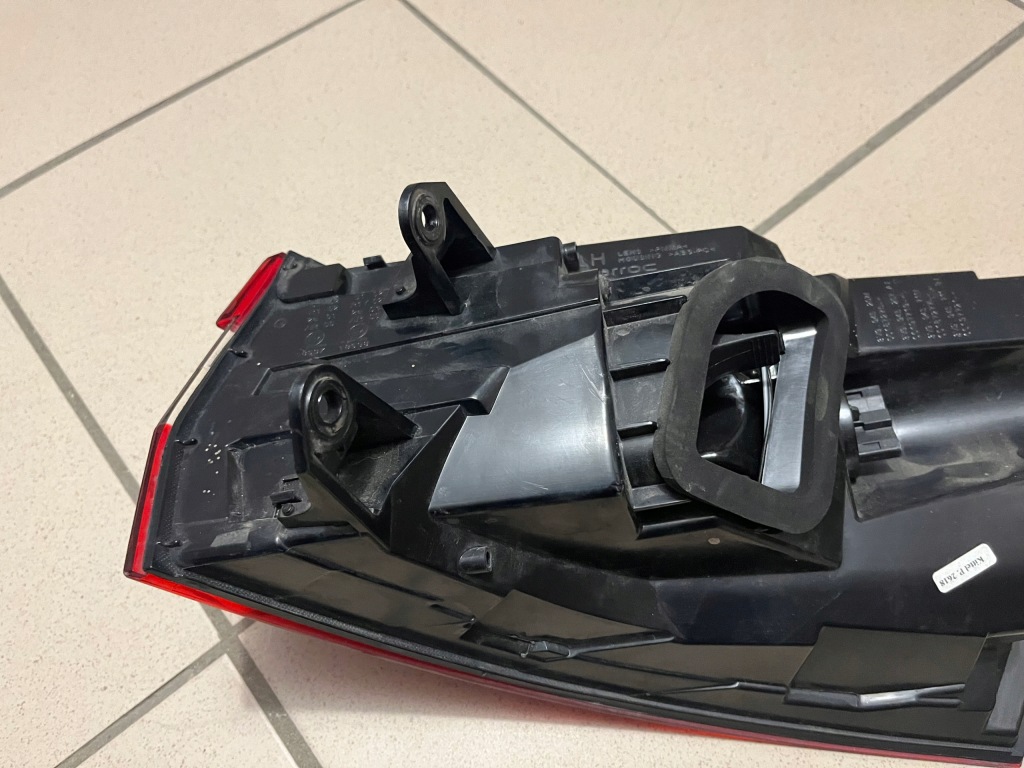 фото №14, Skoda superb iii 3 kombi 3v9 лампа задняя задняя левая