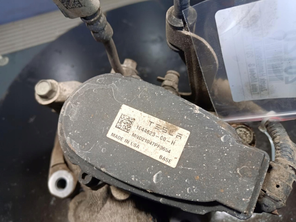 Tesla model 3 супорт гальмівний задній лівий 1044623-00-h в Україні