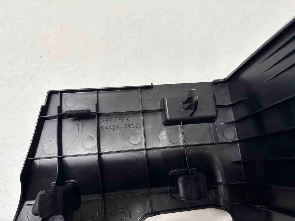 Кришка акумулятор lexus 6442976030 1.99l 2024 Зі Шроту