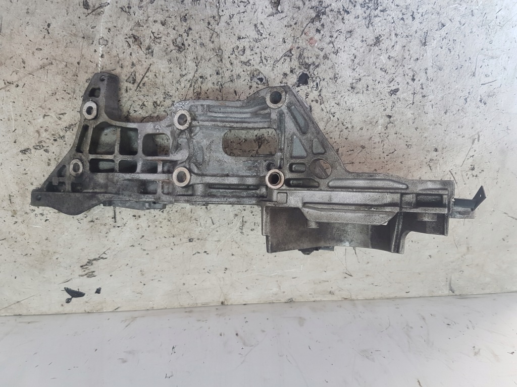 Audi a4 b8 рестайлинг  2.0 tdi кронштейн генератора 04l903143b Цена