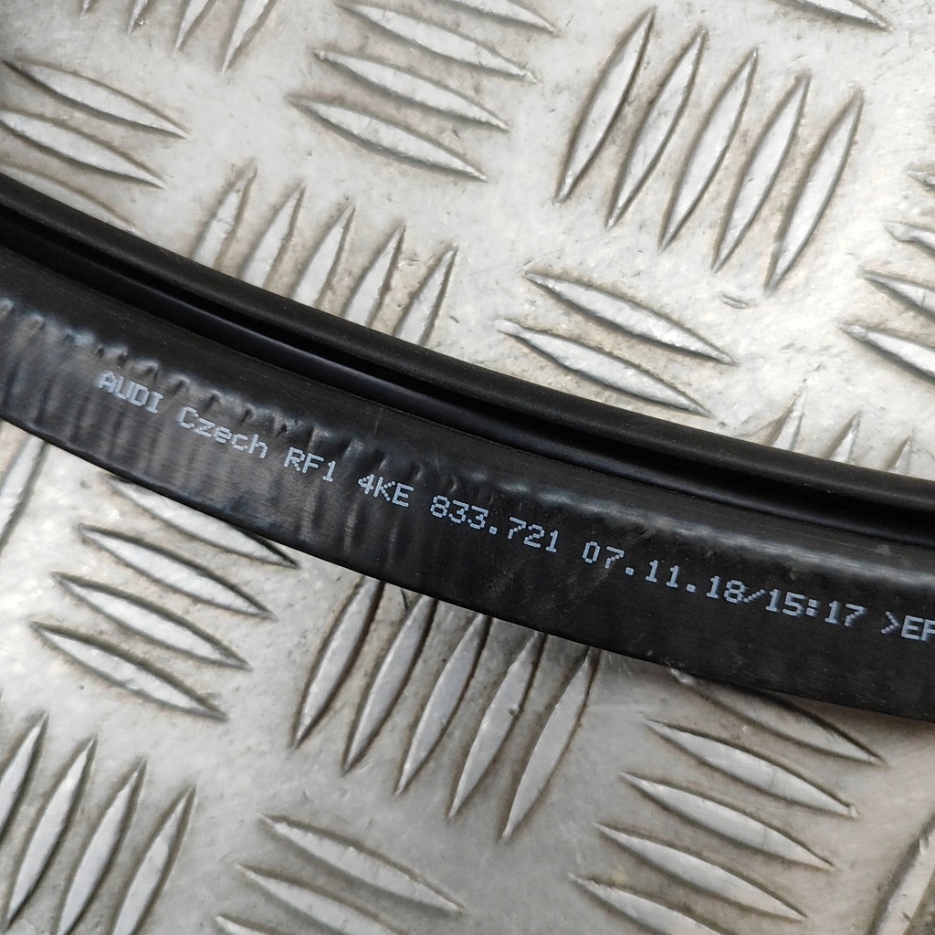 фото №7, Audi e-tron 2019 правая сторона резиновый прокладка дверь задних