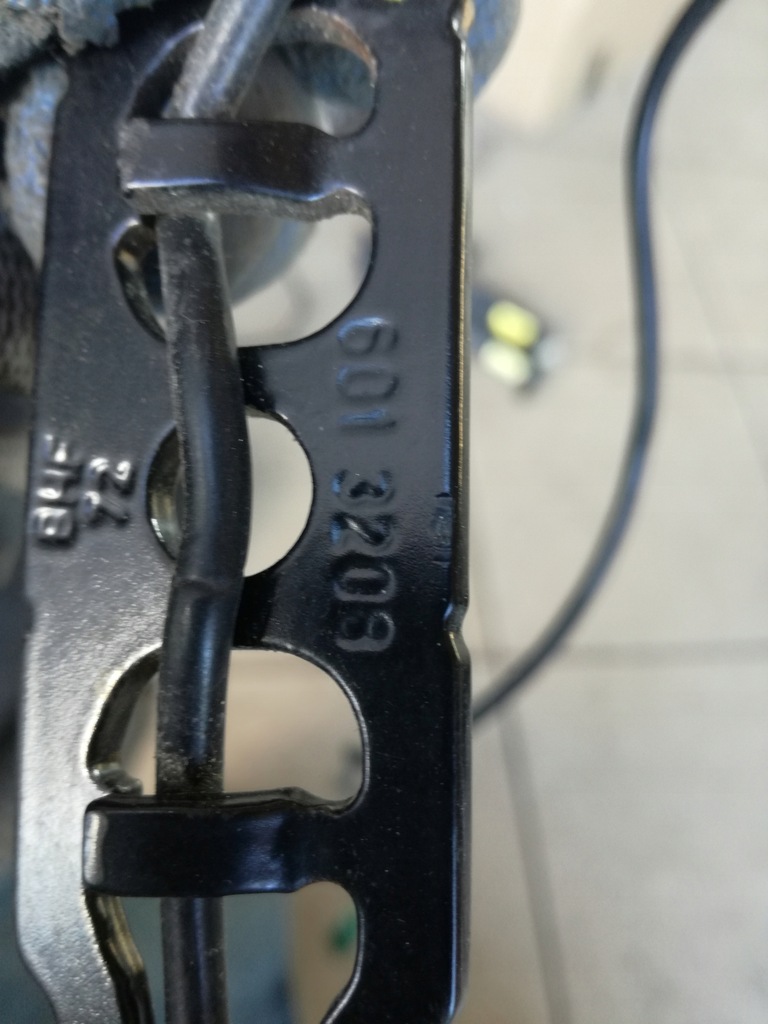 фото №3, Volvo v50 s40 ii замок поперечина правое перед