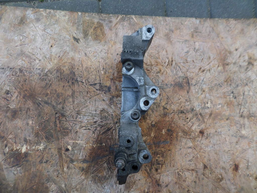 Кронштейн тримач  кронштейн генератора bmw 2.0d n47 f10 f11 f20 f30 e60 e8 x1 x3 в Україні