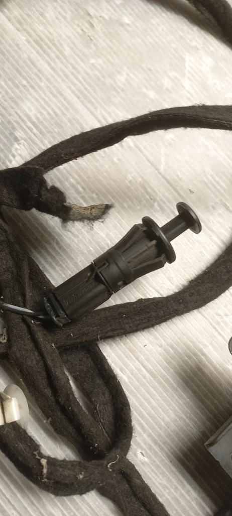 фото №7, Електропроводка джгут кришки багажника dacia sandero i 8200754083