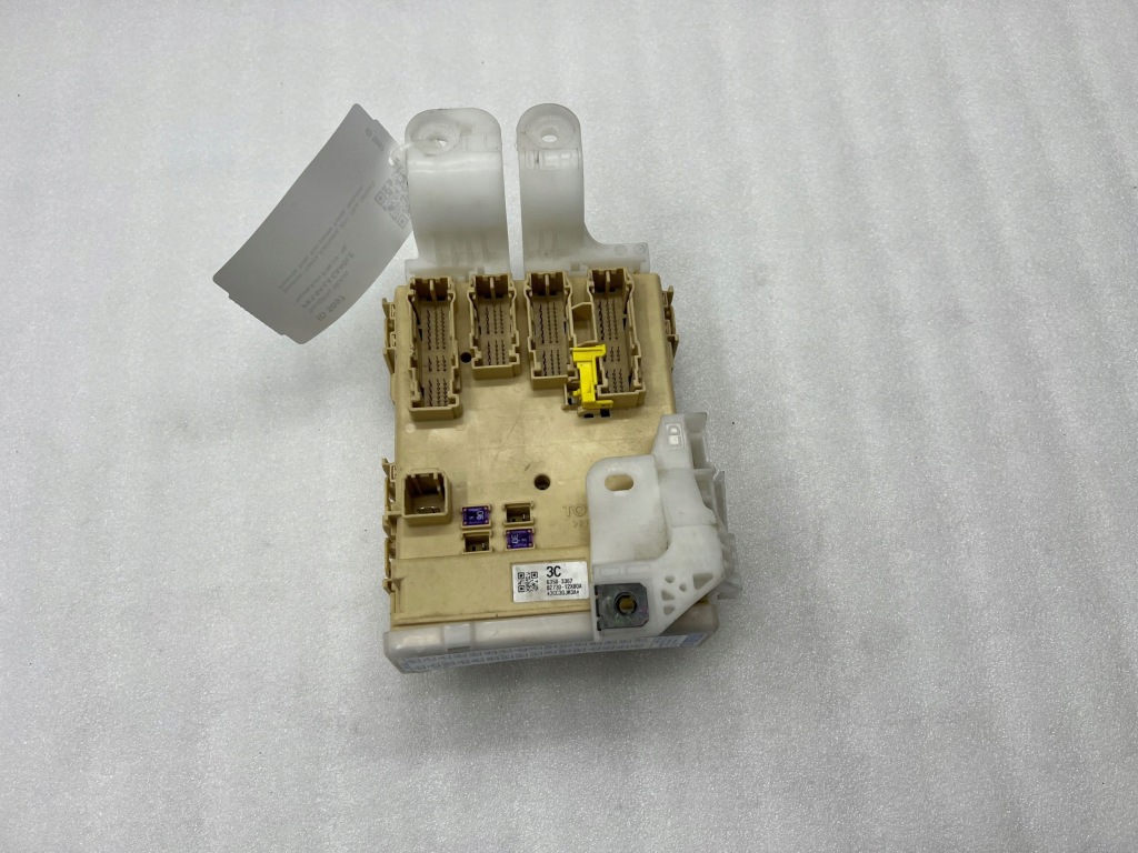 Купить Toyota auris e180 2017 рамка / модуль предохранителей