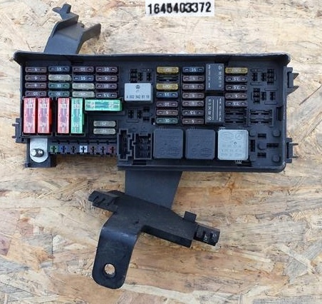 Купити Коробка запобіжників mercedes ml w164 1645403372
