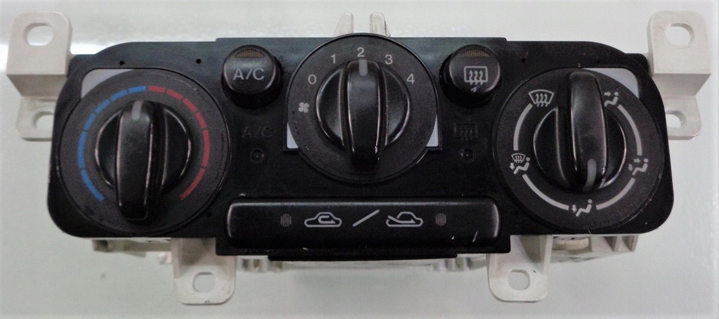 фото №1, Mazda 323f bj 02 r панель обдув кондиционера