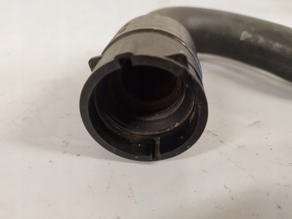 Audi a4 b5 96r пабтрубок  шланг радиатора 8d0121101q Цена