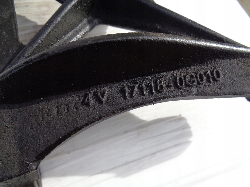 Кронштейн кронштейн катализатора 17118-0g010 toyota rav 4 ,avensis t25 2.0 d-4d Киев