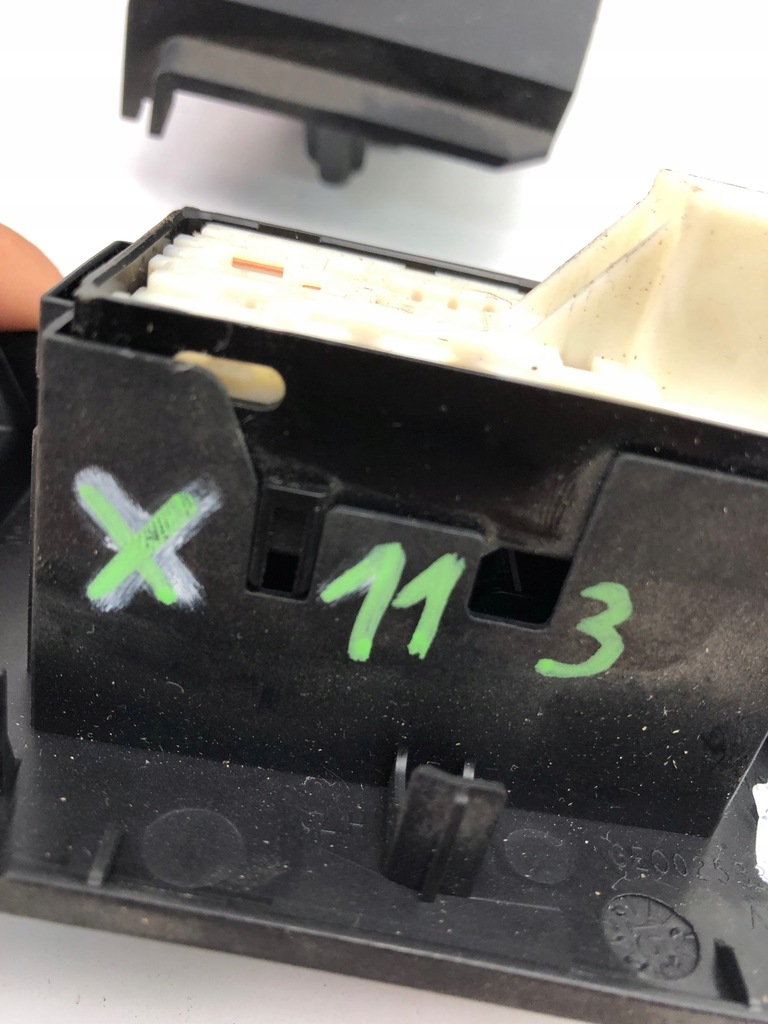 фото №7, Toyota auris ii перемикач скло лівий задня 74272-02630