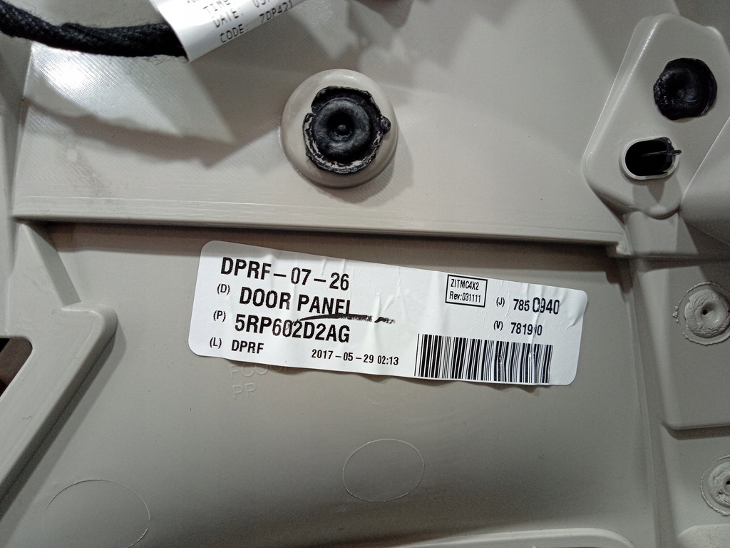 фото №8, Pacifica ii 16- обивка дверь перед правая обшивка 5rp602d2ag