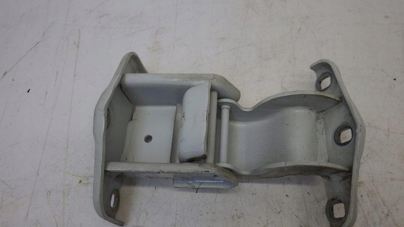 Петля двері правий задній задній верхній trafic iii vivaro b r012719j в Україні