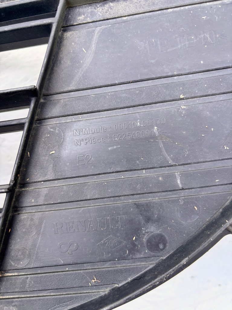 фото №14, Renault megane iii 3 решётка средняя бампера 622540001r