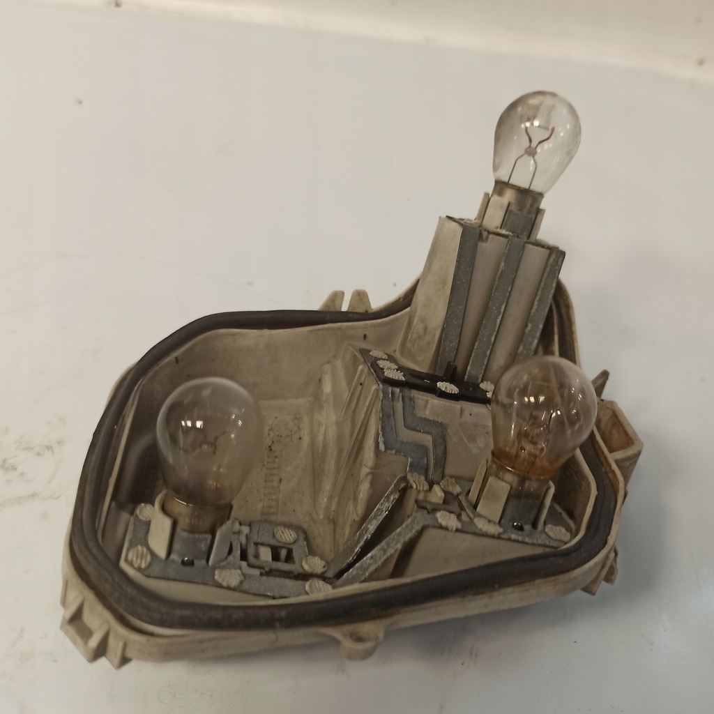 фото №13, Audi a4 b7 вкладыш лампы левый задняя 484061l