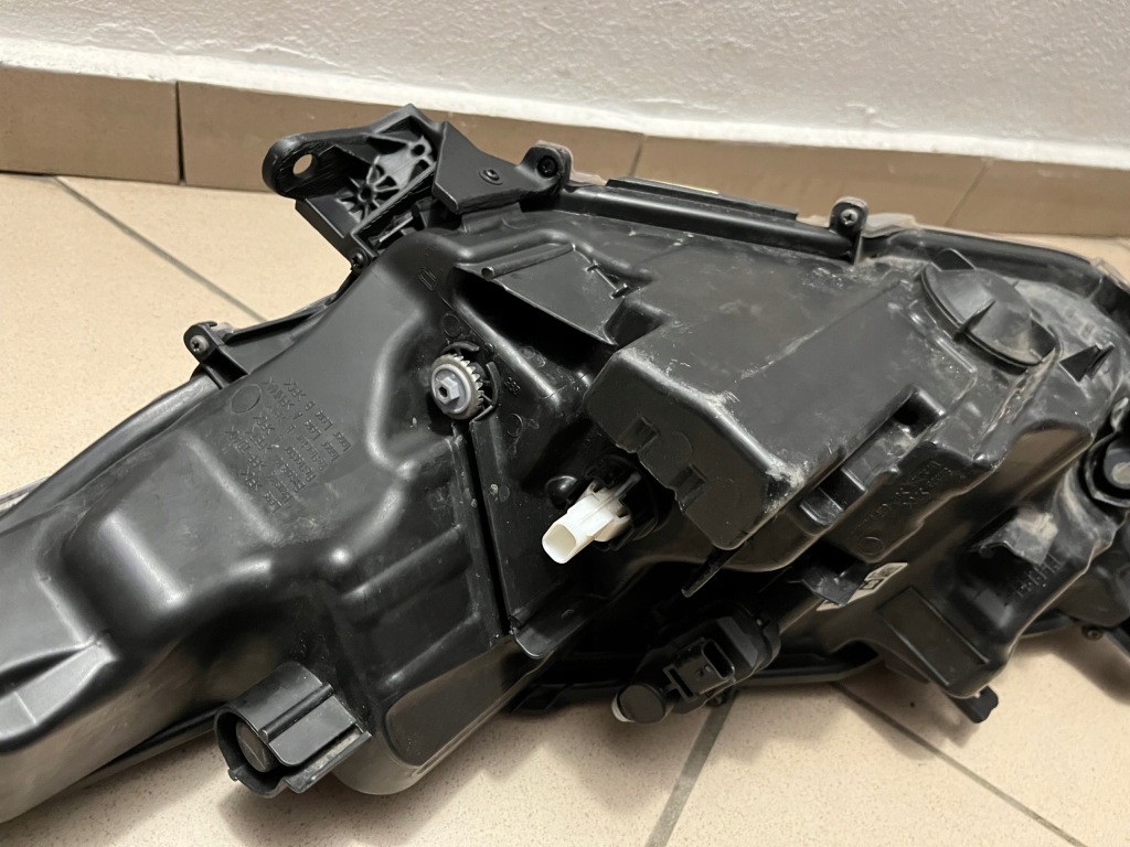 Фара передня передні  права toyota yaris iv 4 full led 20- Недорого