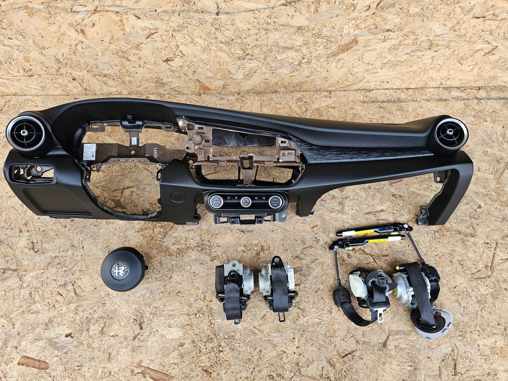 фото №1, Alfa romeo giulia панель приладів консоль подушка безпеки ремені