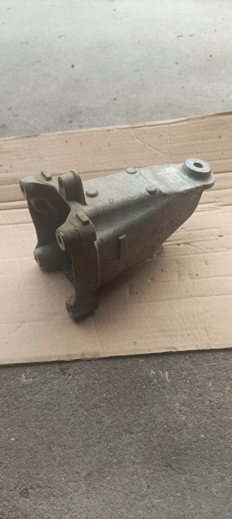 фото №1, Mercedes w205 c-klasa кронштейн двигателя кронштейн