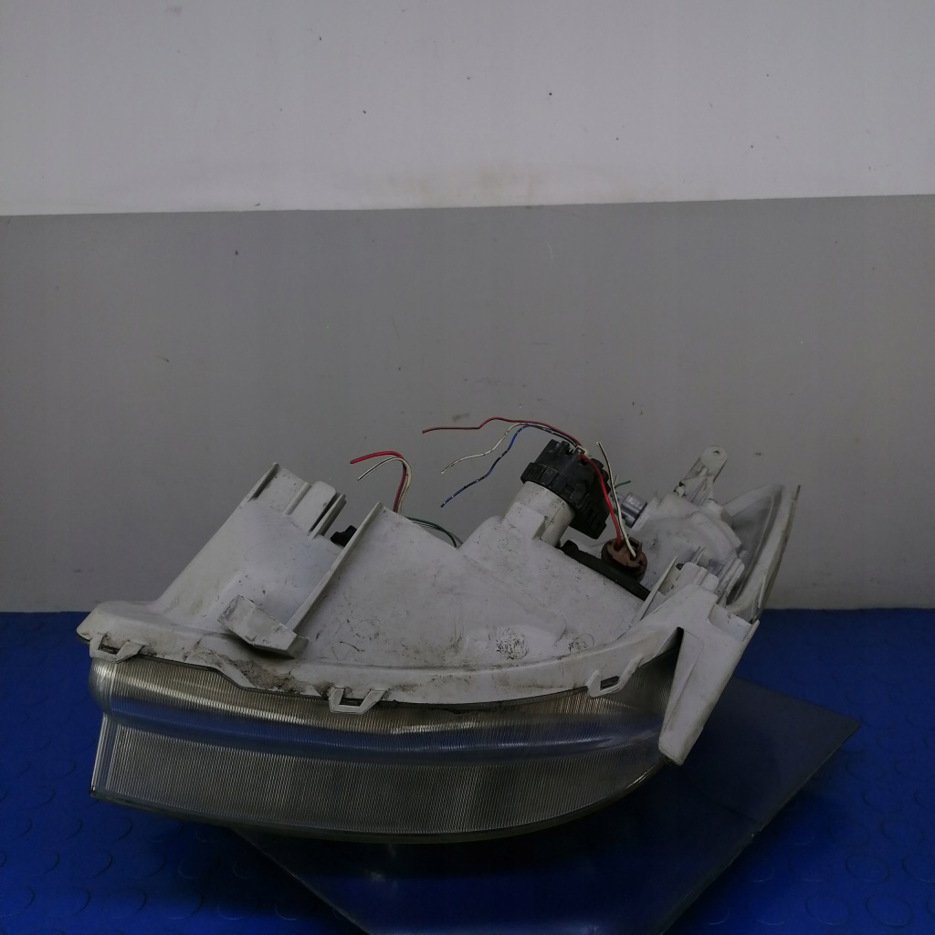 фото №3, Toyota corolla verso фара правый перед eu