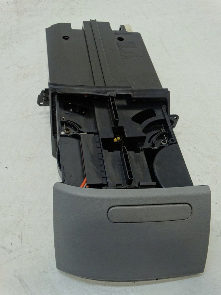 Купити Бардачок підсклянник на чашка прикурювач vw t5 multivan 7h5858601c
