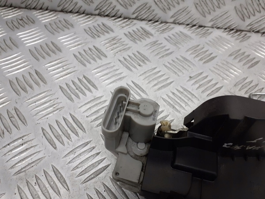 Замок дверь левый задний  задний alfa romeo 147 Оригинал