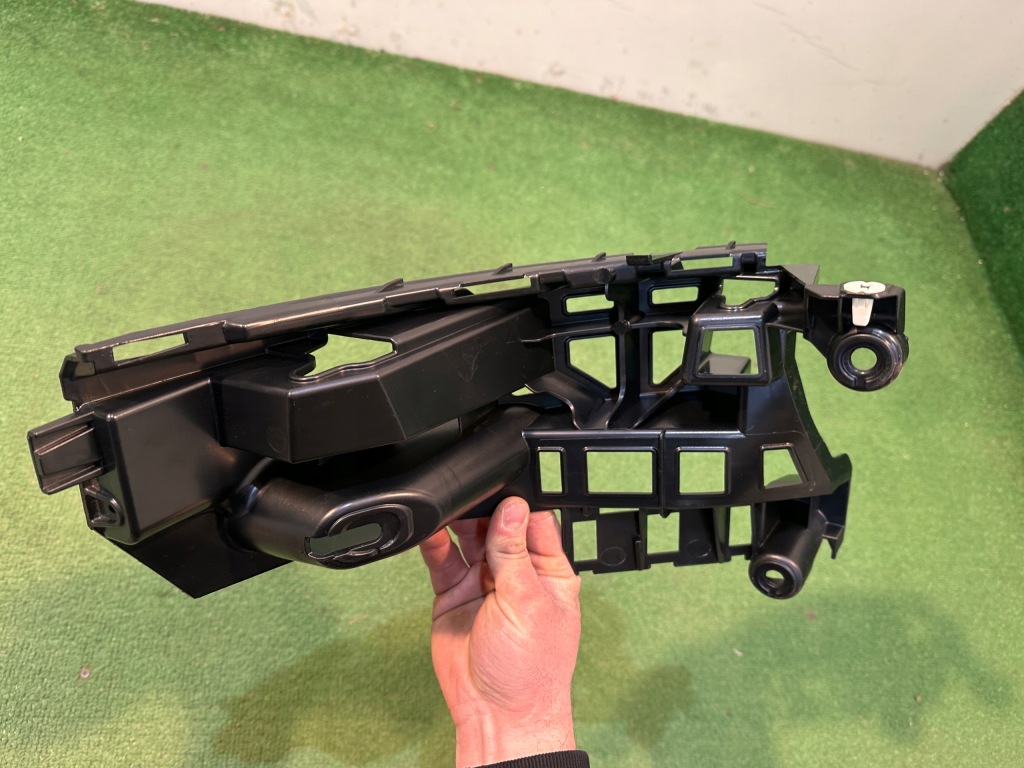 Porsche macan 95b кронштейн напрямна бампера правий задня задній 95b807572a Київ