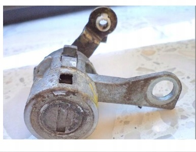 фото №1, Hyundai h200 2.4 99r - вкладка правий середина