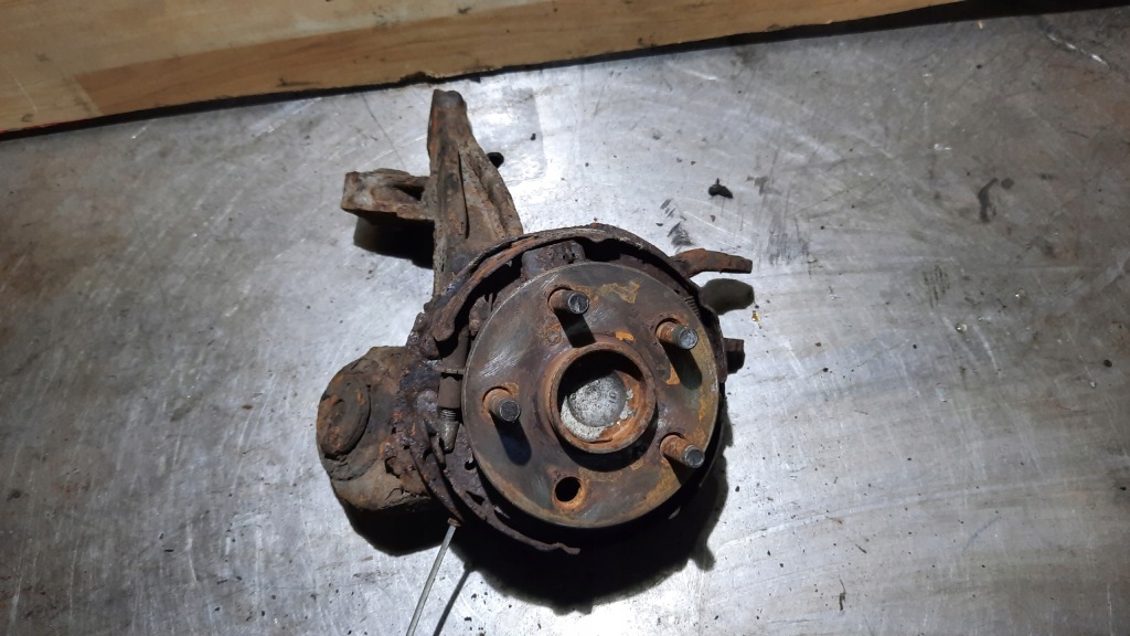 Купити Ступиця задні права toyota avensis t25 1.8b 03r універсал