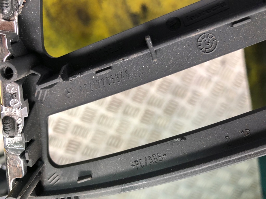 фото №2, Mercedes w221 ручка внутренняя dekor правый перед