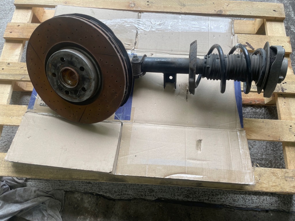 Купити Амортизаторна стійка поворотний кулак ступиця права правий перед mercedes w117 cla45 amg 4matic