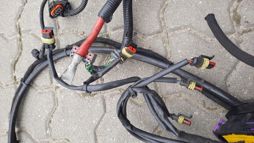 фото №15, Електропроводка відсік двигуна 30667431 volvo v70 ii 2.4b 140km b5244s