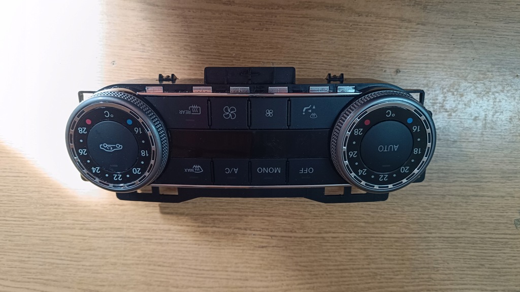 фото №1, Mercedes glk 204 панель кондиционера 2049000707