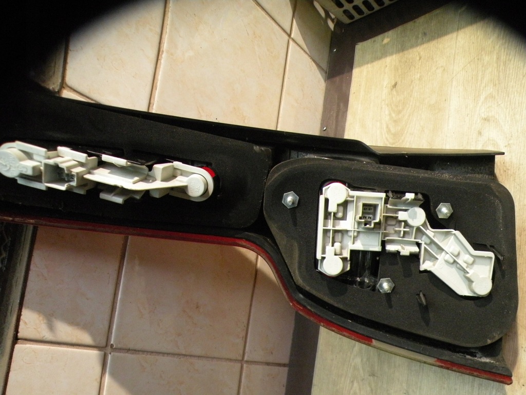 фото №7, Volvo v50 04-07 лампа задняя правая