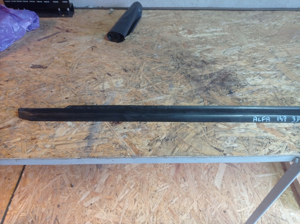 фото №2, Alfa romeo 147 3d - молдинг уплотнитель правый перед