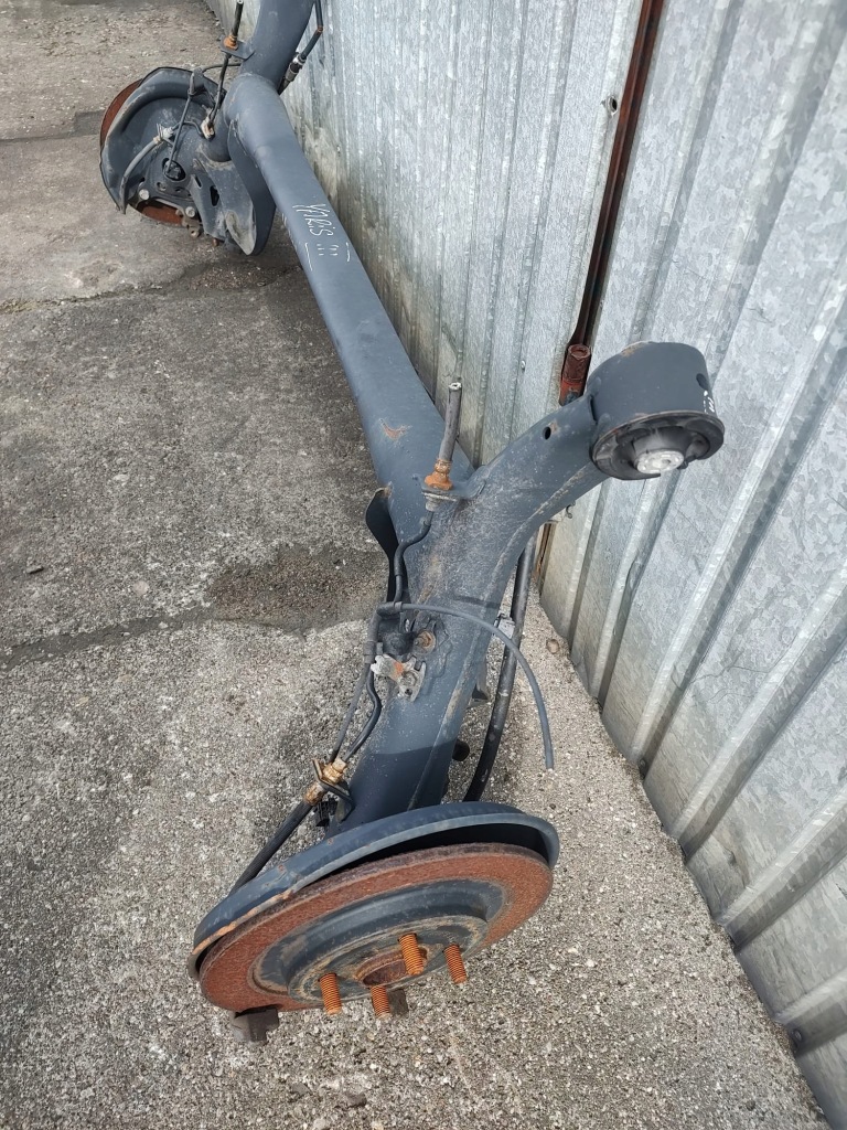 Вісь  задній балка toyota yaris 2 06-11 гальмівні диски Оригінал