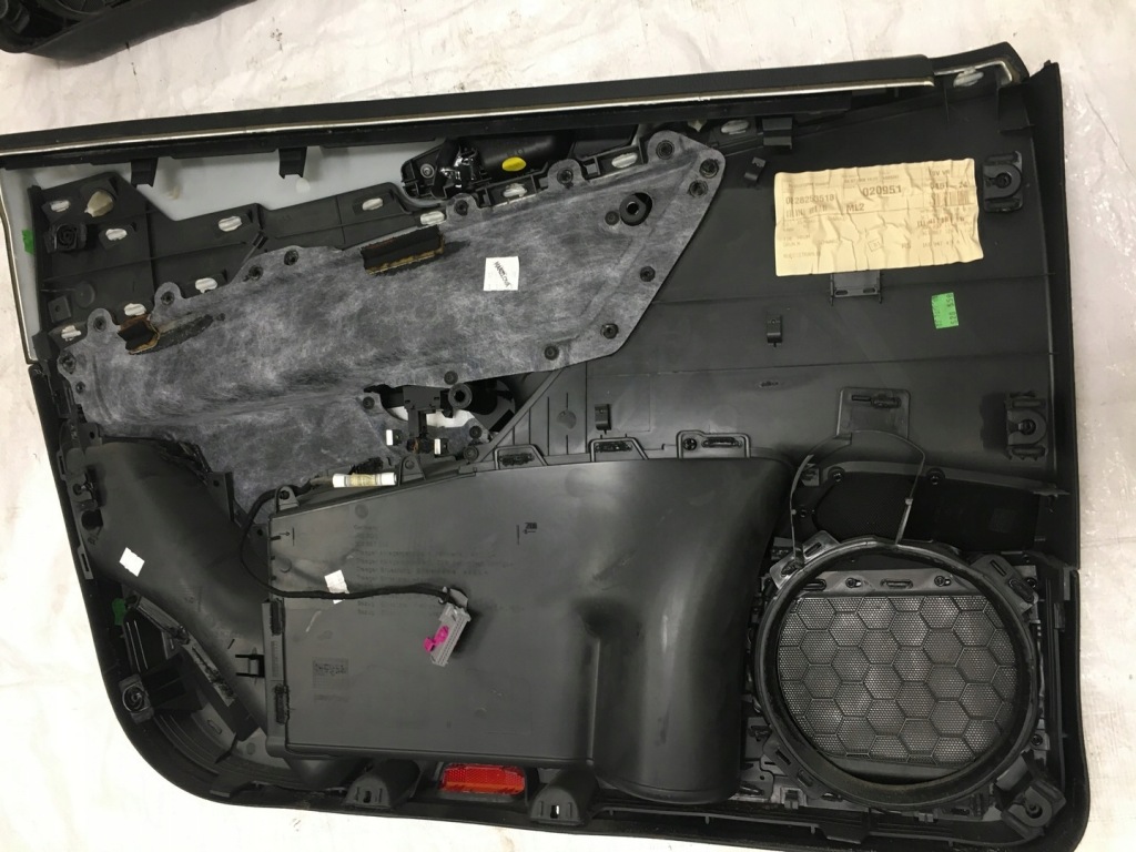 Обшивка дверь обивка перед правый  перед vw passat b6 универсал 2005-2010 в Украине