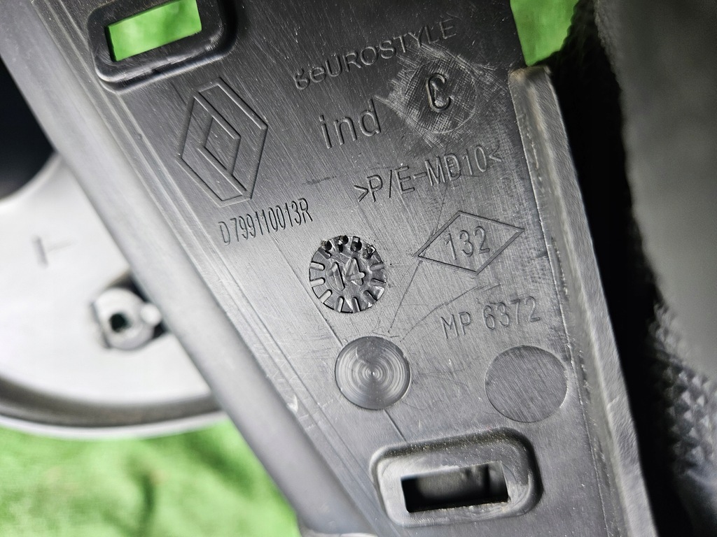 фото №8, Кронштейн шторка багажника праве renault grand scenic iii 09-