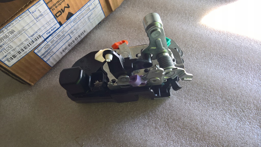 фото №8, Chrysler voyager dodge caravan 2001-07r замок двері передніх l 05109867aa