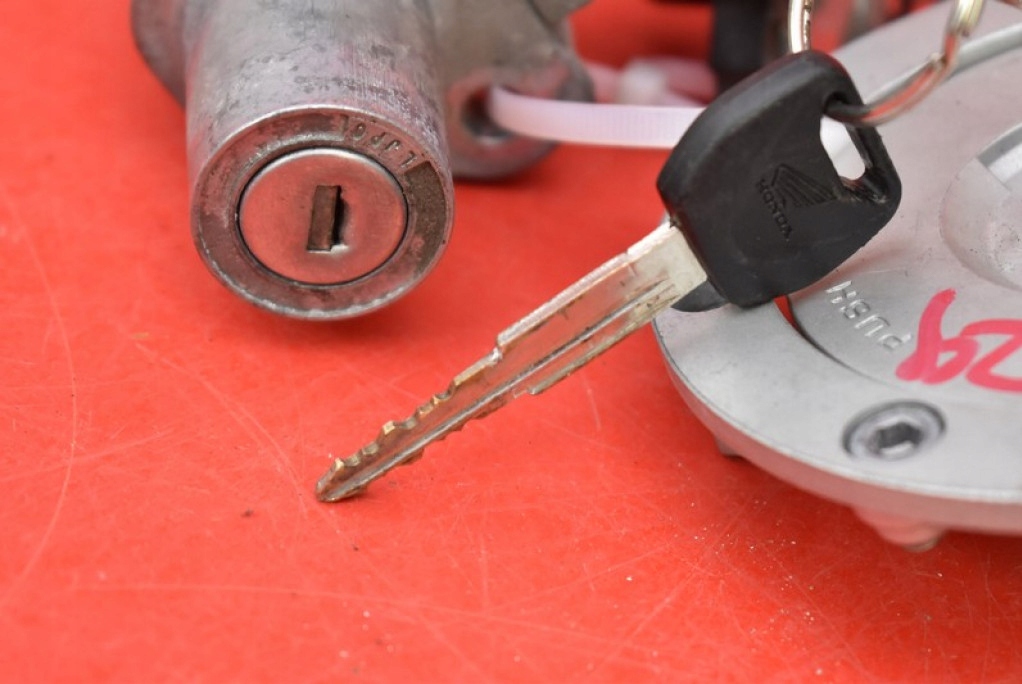 фото №6, Замок зажигания ключ заливная горловина топлива задняя вкладка honda vfr 800 fi 98-01