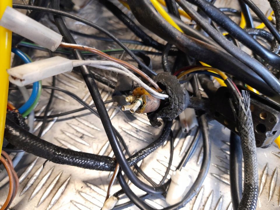 Джгут трубопровід mercedes-benz s-class w126 1983 a1268201215 Зі Шроту