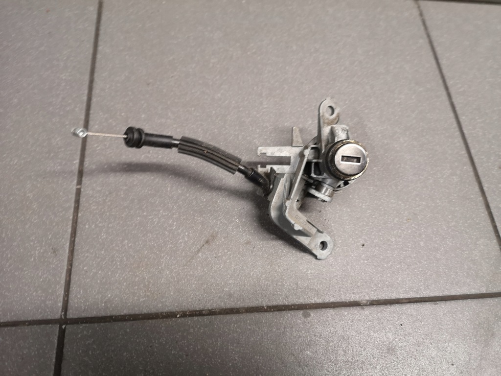 фото №1, Вкладка замок кришки audi a8 d3 4e0827573