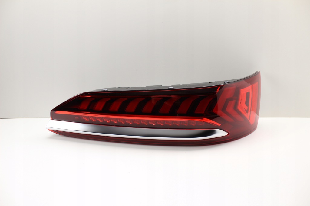 Купити Audi q7 4m рестайлінг  фара задня правий led 2020 +