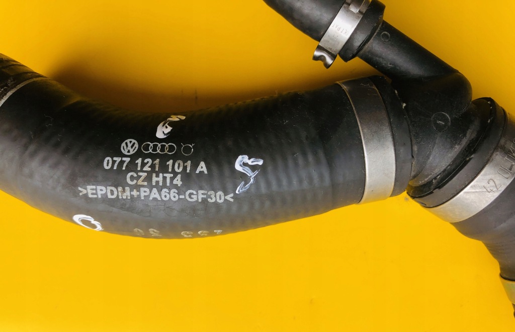 Шланг патрубок води audi rs6 c5 4.2 бі-турбо 450km 077121101a Зі Шроту