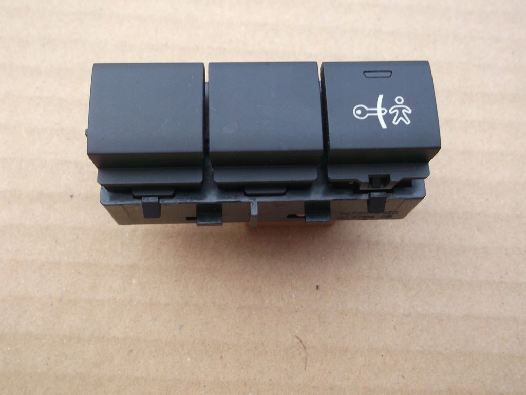 фото №1, Peugeot 2008 кнопка блокировка дверь