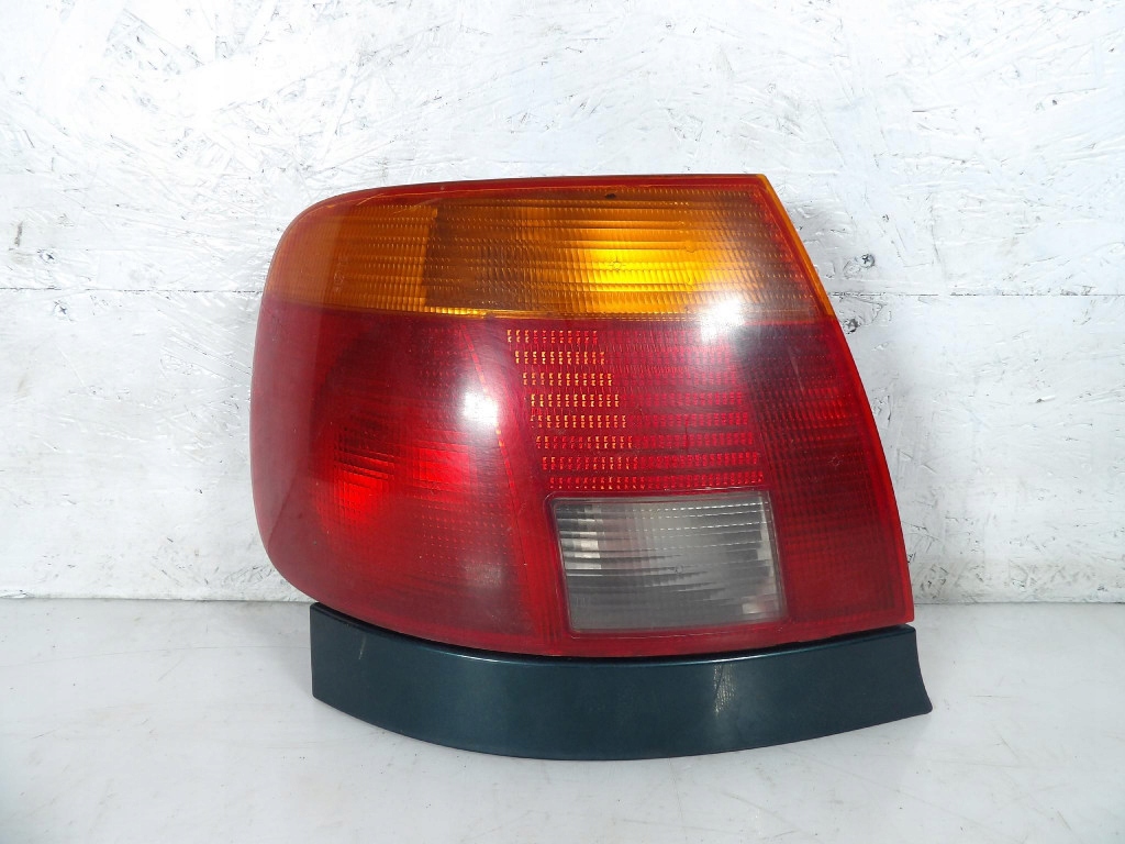 Купити Audi a4 b5 sedan лампа задня ліва