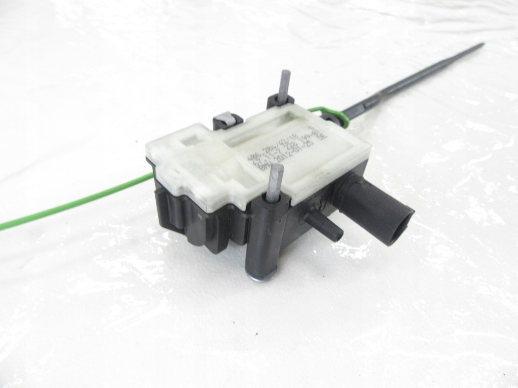 Привод крышка горловины  топливной  bmw f11 универсал в Украине