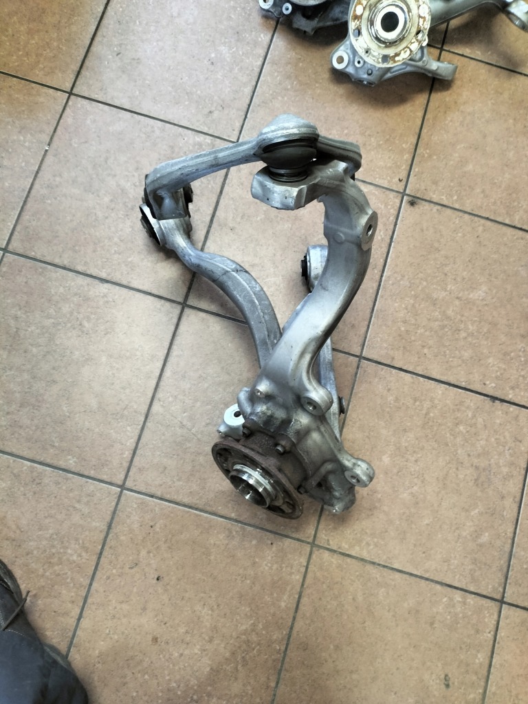 Купити Mercedes e klasa w213 4matic поворотний кулак ступиця ліва перед a2133325100