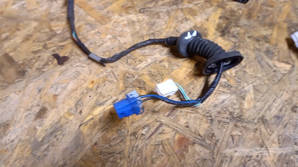 фото №2, Monterey trooper 3,2 v6 98 r электропроводка дверь pt